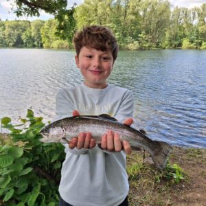 Veranstaltung am Heitkampsee NRW angelt ein Junge mit seinem gefangenem Fisch