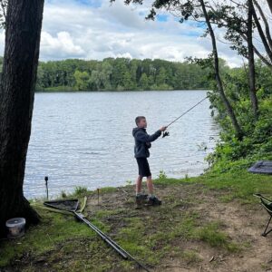 Veranstaltung am Heitkampsee NRW angelt ein Junge wirft die angel aus
