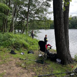 Veranstaltung am Heitkampsee NRW angelt Kinder am Wasser
