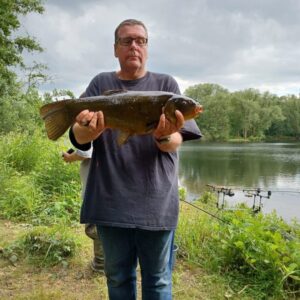 Veranstaltung am Heitkampsee NRW angelt ein ANgler mit seinem Fang