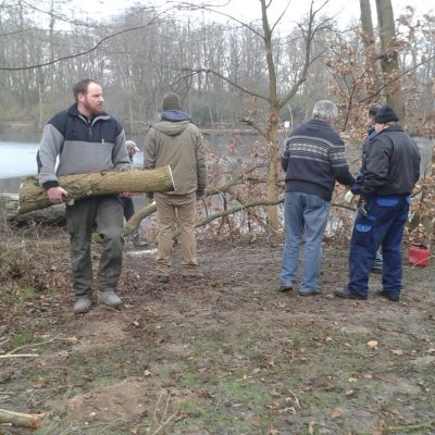 Mitglieder des ASV Geldern 1950 beim Arbeitseinsatz im Wald