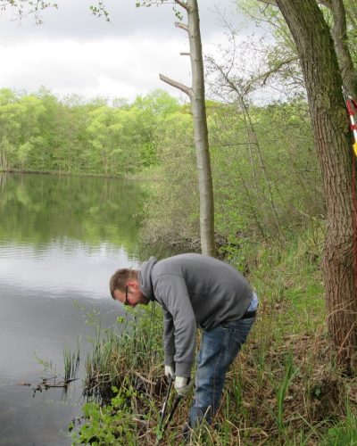 Ein Angler vom ASV Geldern 1950 entfernt Müll aus dem Heitkampsee