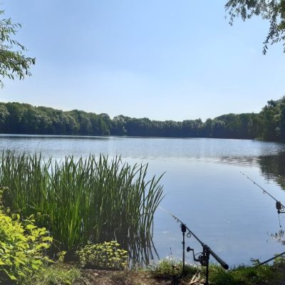 Der Heitkampsee in Geldern ein Angelplatz am Ufer von Bäumen umgeben.