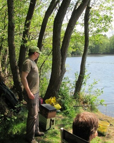 Ein Angler steht am Heitkampsee