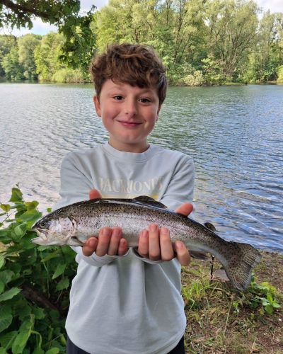Veranstaltung am Heitkampsee NRW angelt ein Junge mit seinem gefangenem Fisch