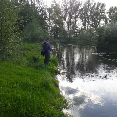 Ein Mann angelt an der Niers in Geldern