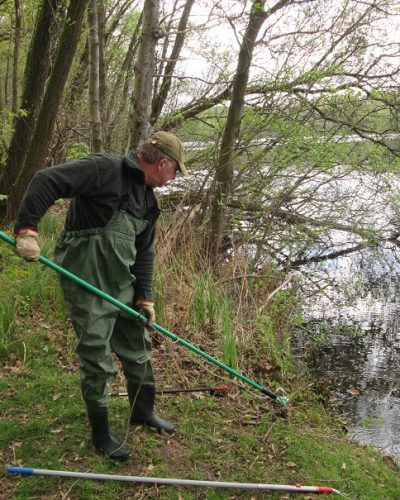 Ein Mann bei der Gewässerreinigung am Heitkampsee