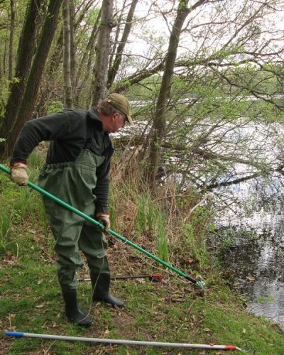Ein Mann bei der Gewässerreinigung am Heitkampsee