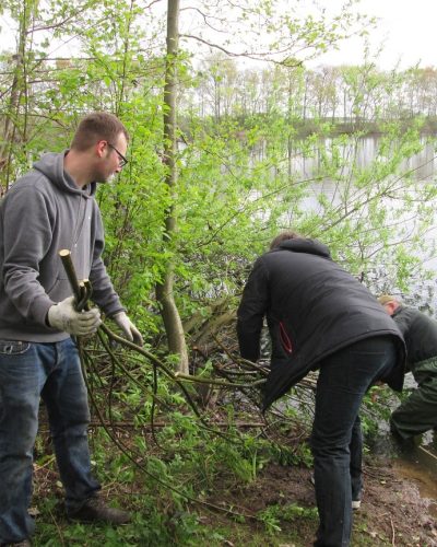 Zwei Mitglieder bei der Gewässerreinigung am Heitkampsee in Geldern