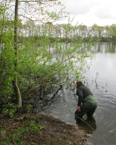 Ein Angler des Vereins reinigt den Heitkampsee