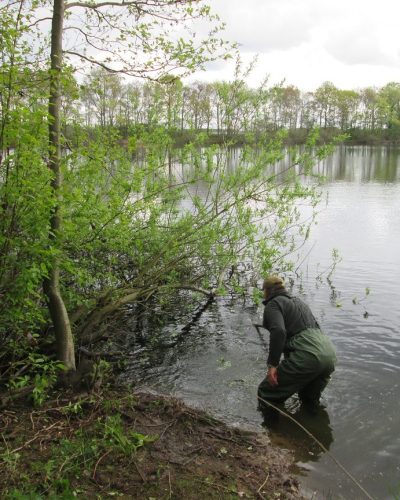 Ein Angler des Vereins reinigt den Heitkampsee