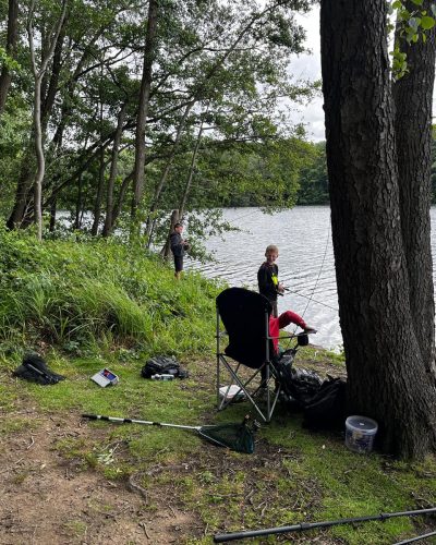 Veranstaltung am Heitkampsee NRW angelt Kinder am Wasser