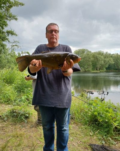 Veranstaltung am Heitkampsee NRW angelt ein ANgler mit seinem Fang